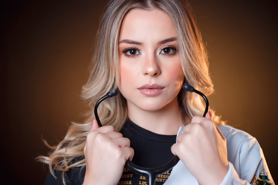 Formando em ensaio fotográfico da formatura.