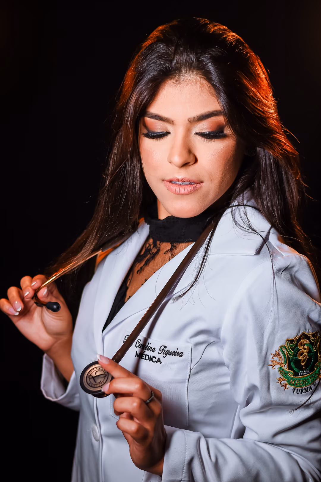 Formando em ensaio fotográfico da formatura.