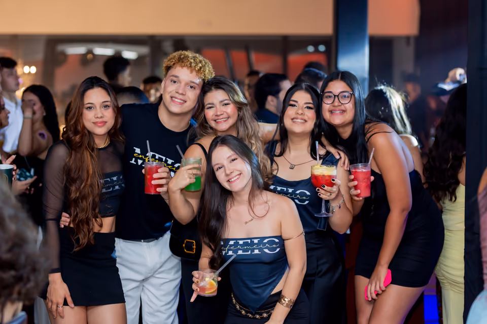 Estudantes na festa de meio de curso.