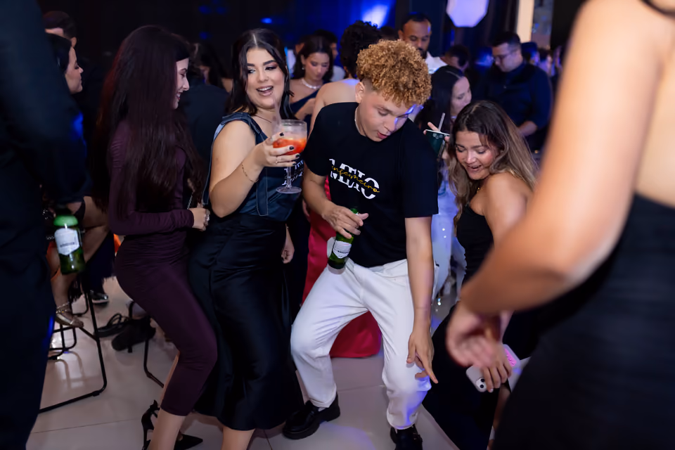 Estudantes na festa de meio de curso.