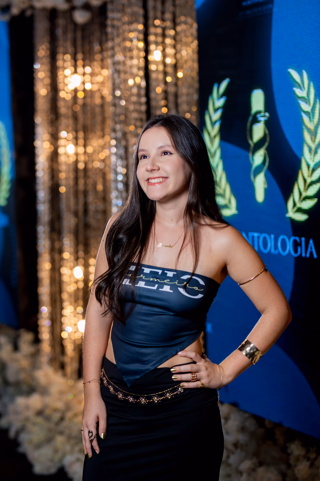 Estudantes na festa de meio de curso.