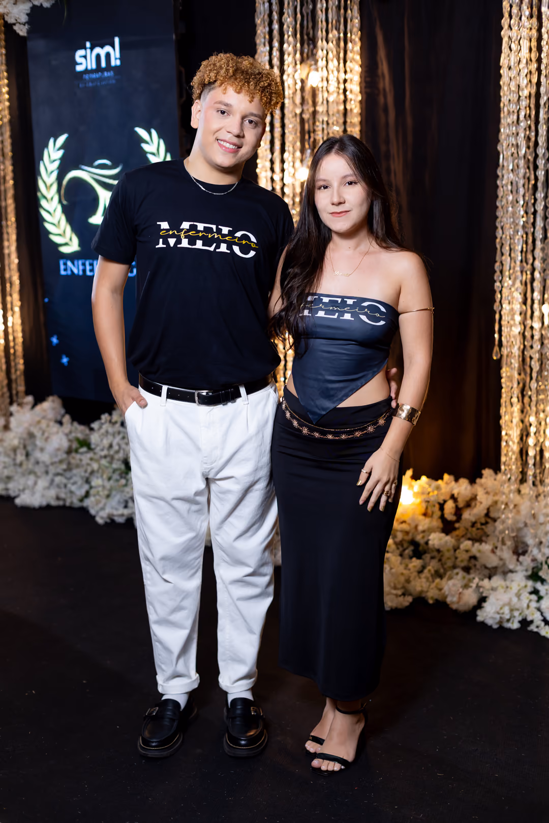 Estudantes na festa de meio de curso.