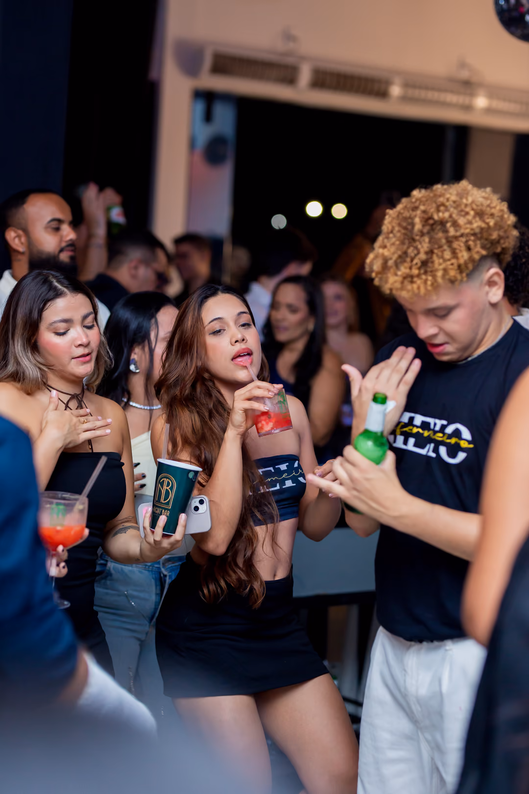 Estudantes na festa de meio de curso.