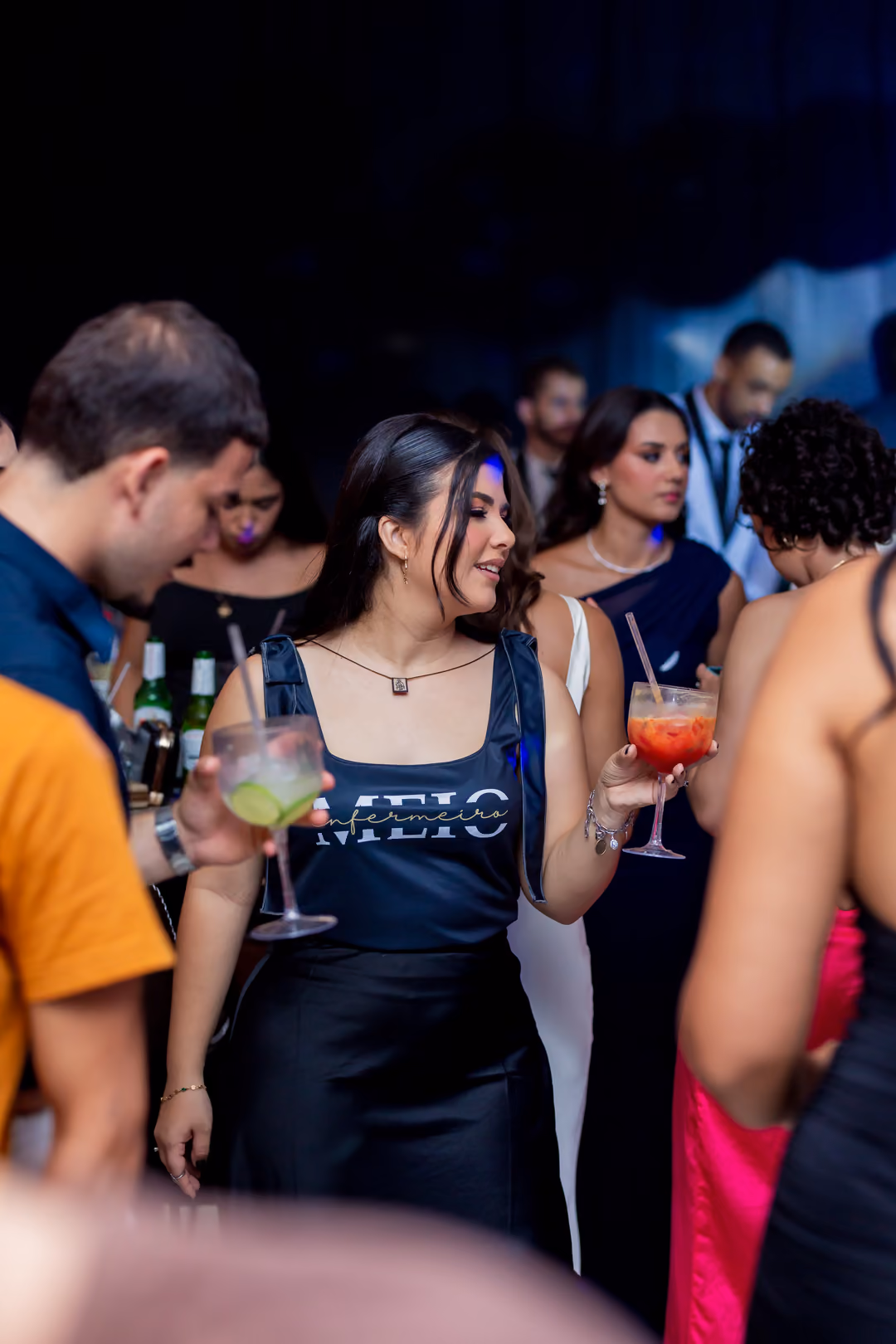 Estudantes na festa de meio de curso.
