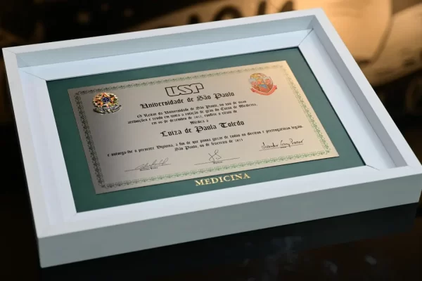Diploma em aço escovado